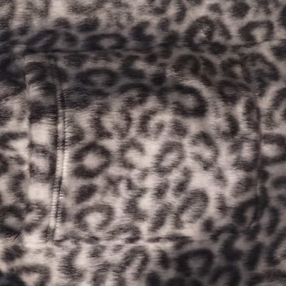 Women's cheetah fuzzy coat gray and white size small - Picture 3 of 5